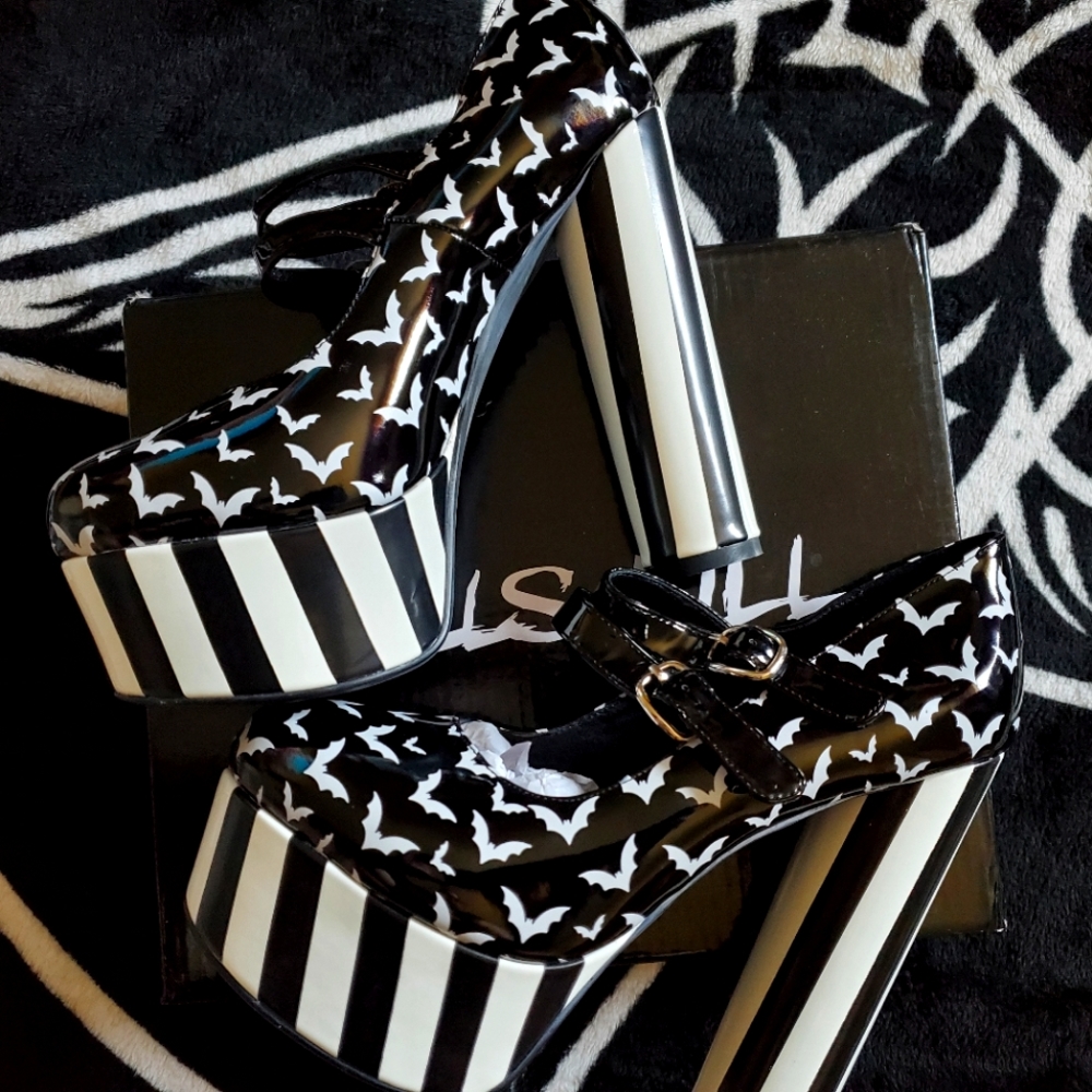Black and white striped bat platform heels NEW 🦇